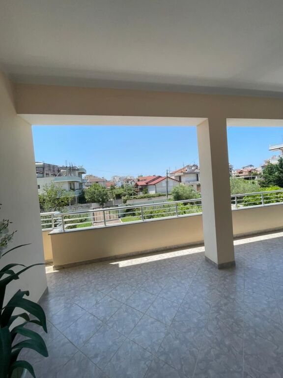 Vilë 3 kateshe 2+1+2 Me Qira në Plazh Hekurudha, Durrës