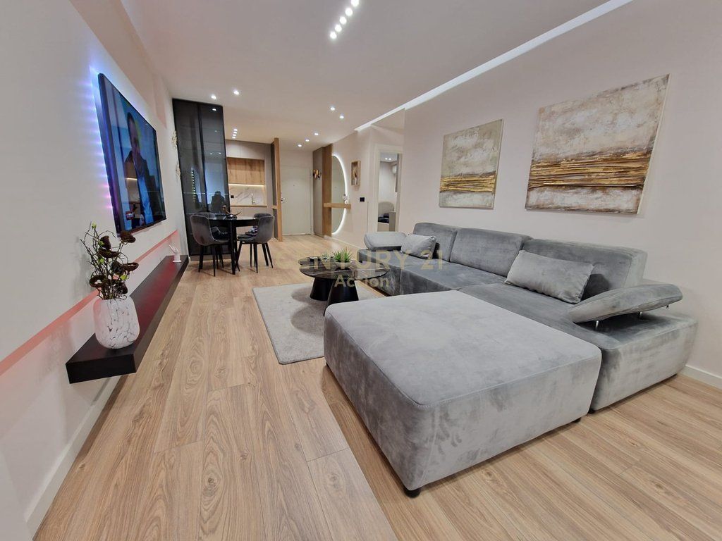 ISH EKSPOZITA, APARTAMENT LUKSOZ 2+1 ME QIRA!!