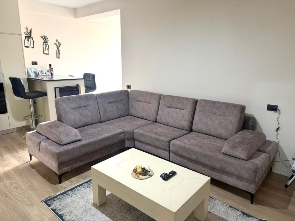 🏢Ne zonen e Rr.Dibres,prane Fakuletit te Mjeksise jepet me qera apartament 1+1,i mobiluar.50,000Leke