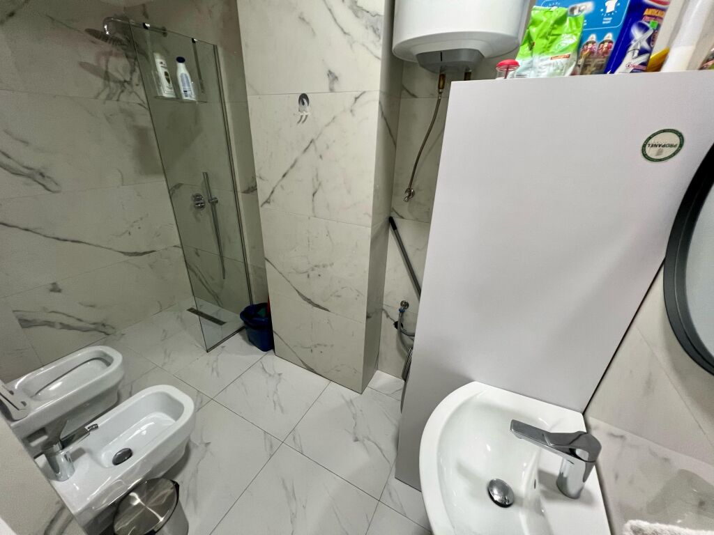 🏡 Appartamento 2+1+2 + Parcheggio in affitto 📍 Via Kosovarëve, vicino al Lago Artificiale, Tirana💶 Affitto: 1.600€/mese