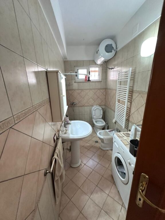 JEPET ME QERA KATI PARE I NJE VILE ME OBORR PRIVAT, PRANE SHKOLLES 2 GJELAT, DURRES.