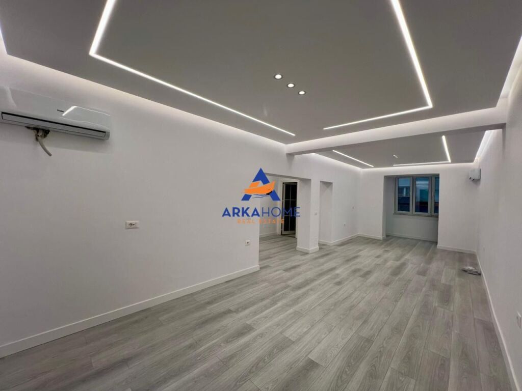 JEPET AMBIENT PËR ZYRË ME QERA 80M2 "RRUGA E BARRIKADAVE" 1000 EURO