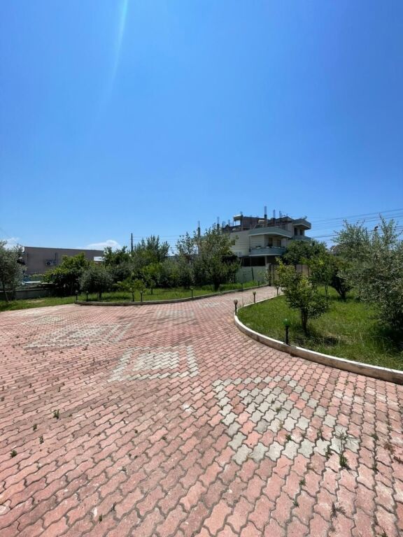 Vilë 3 kateshe 2+1+2 Me Qira në Plazh Hekurudha, Durrës