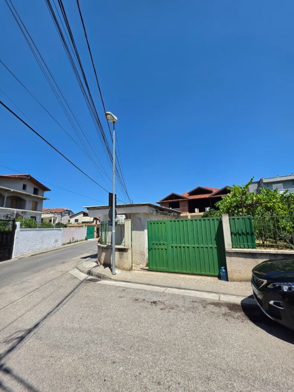 SHITET: Truall ( 500m²) + Shtëpi Private ( 341m² ) 📍 LAPRAKË - Pas Spitalit Ushtarak 200m ) Akses Direkt në Unazë &amp; Autostradë 🛣️ 350.000€ ✨️