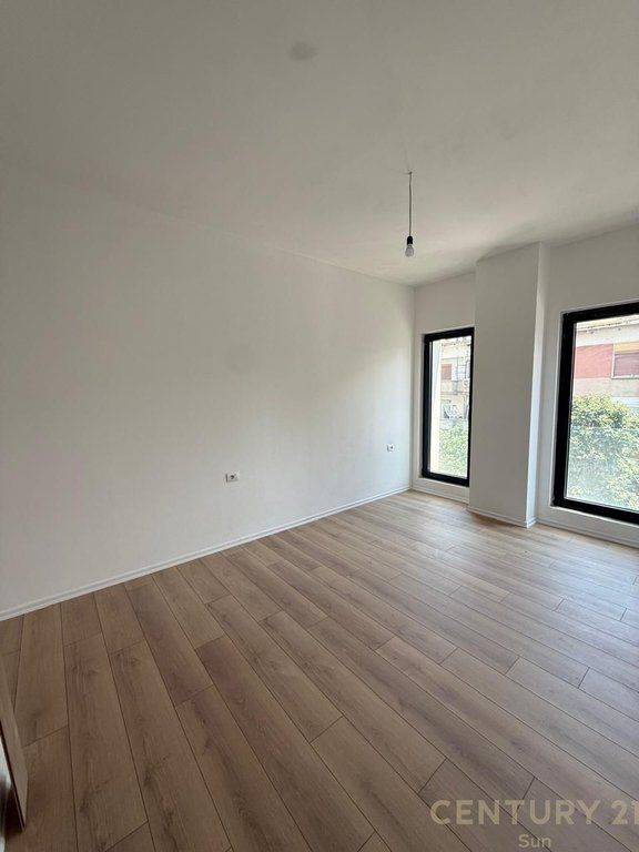 AFFITTASI APPARTAMENTO PER UFFICIO 3+1+2+2 POSTI AUTO IN VIA BARRIKADAVE !