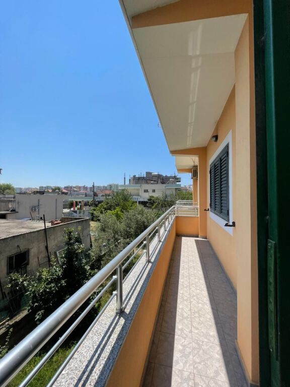 Vilë 3 kateshe 2+1+2 Me Qira në Plazh Hekurudha, Durrës