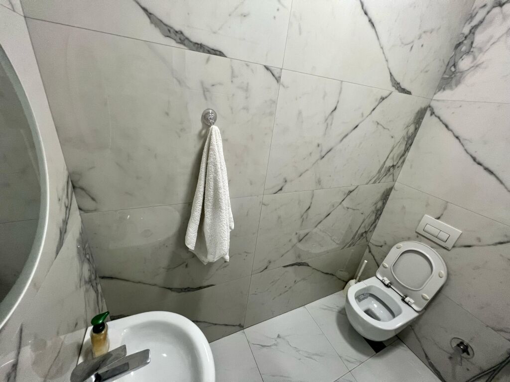 🏡 Appartamento 2+1+2 + Parcheggio in affitto 📍 Via Kosovarëve, vicino al Lago Artificiale, Tirana💶 Affitto: 1.600€/mese