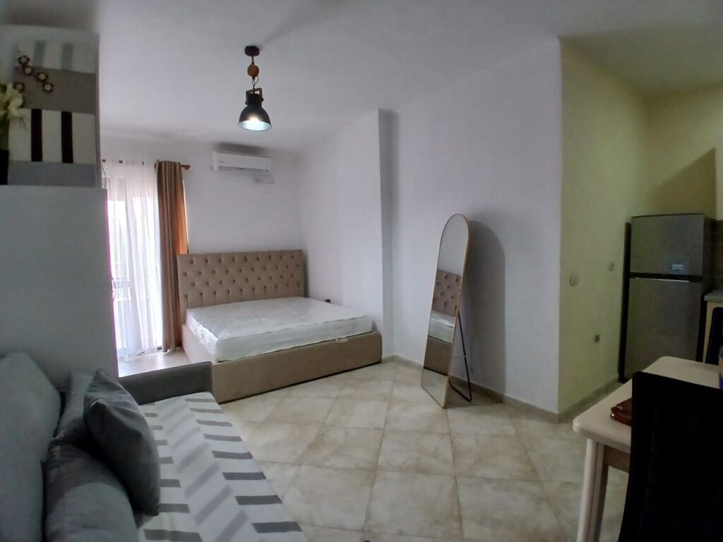 AFFITTASI APPARTAMENTO 1+1 📍 Via Myrteza Topi – Vicino a Via Barrikadave, Tirana
