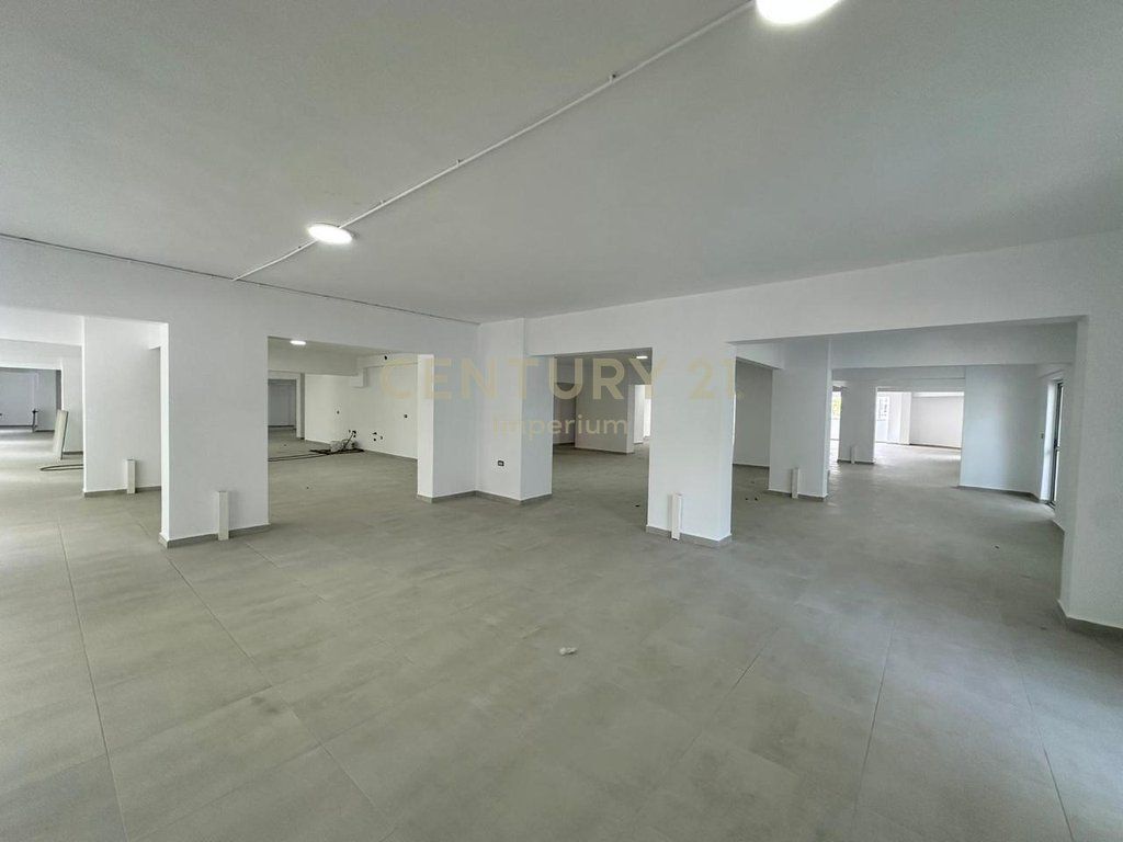 Locale commerciale di 950 m² in affitto in via Dritan Hoxha – Open Space!