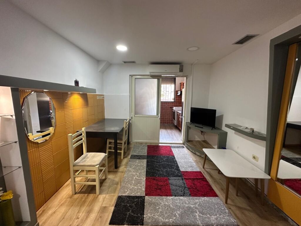 🏢Via Elbasan, vicino all'Istituto di Igiene, si affitta un appartamento 1+1 arredato. 45.000 Leke