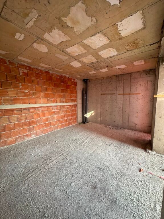 🏡 Shitet Apartament 1+1 pranë Shkollës së Kuqe