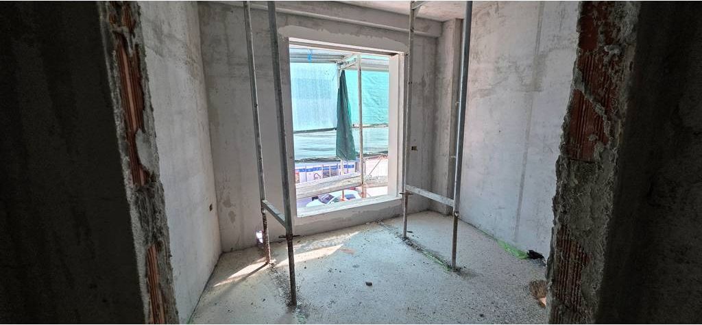 Ali Demi, Shkolla 9-vjeçare "1 Maji" - Shitet Apartament 2+1!