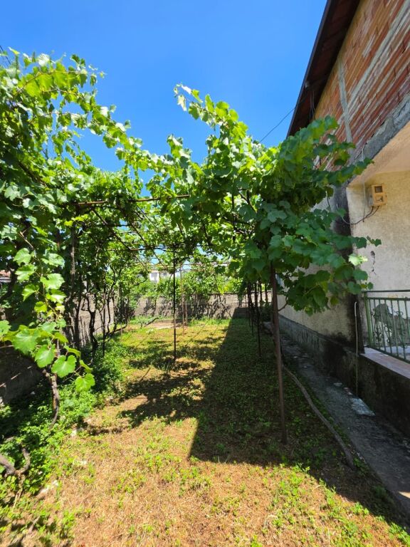 SHITET: Truall ( 500m²) + Shtëpi Private ( 341m² ) 📍 LAPRAKË - Pas Spitalit Ushtarak 200m ) Akses Direkt në Unazë &amp; Autostradë 🛣️ 350.000€ ✨️