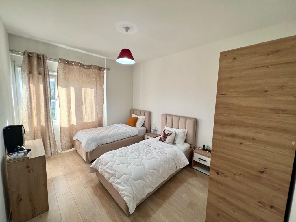 🏡 Appartamento 2+1+2 + Parcheggio in affitto 📍 Via Kosovarëve, vicino al Lago Artificiale, Tirana💶 Affitto: 1.600€/mese