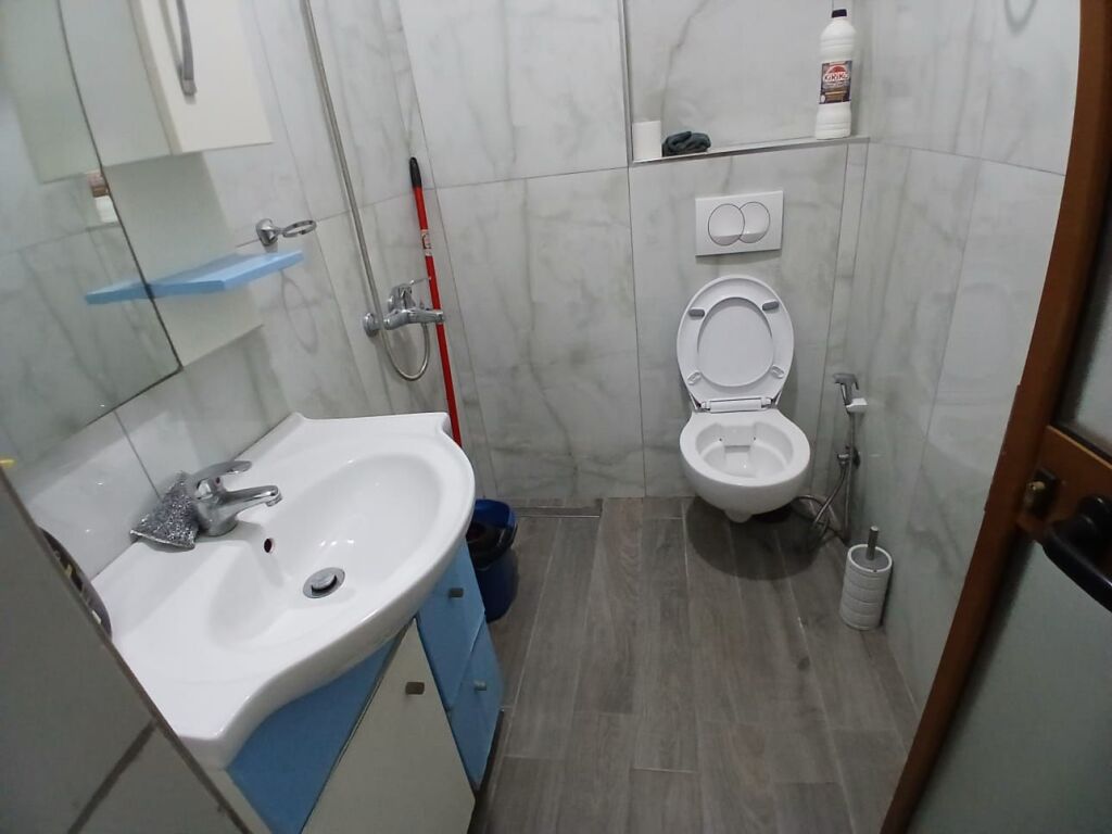 AFFITTASI APPARTAMENTO 1+1 📍 Via Myrteza Topi – Vicino a Via Barrikadave, Tirana