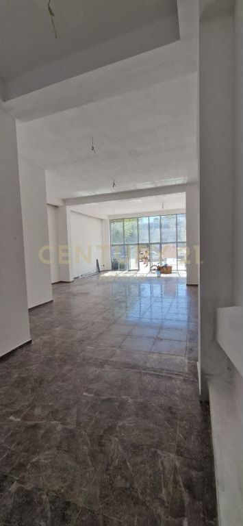 Commercial space for rent in the Misto Mames area.