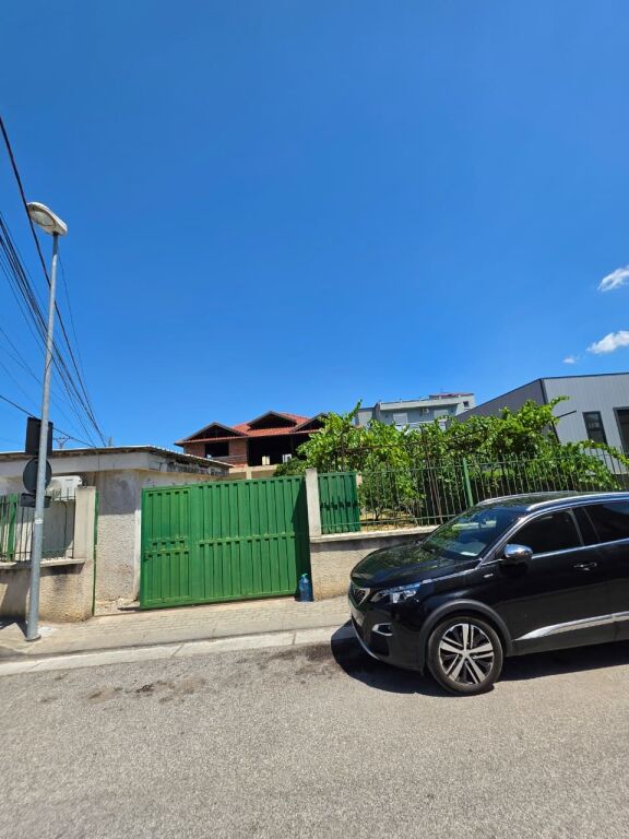 SHITET: Truall ( 500m²) + Shtëpi Private ( 341m² ) 📍 LAPRAKË - Pas Spitalit Ushtarak 200m ) Akses Direkt në Unazë &amp; Autostradë 🛣️ 350.000€ ✨️