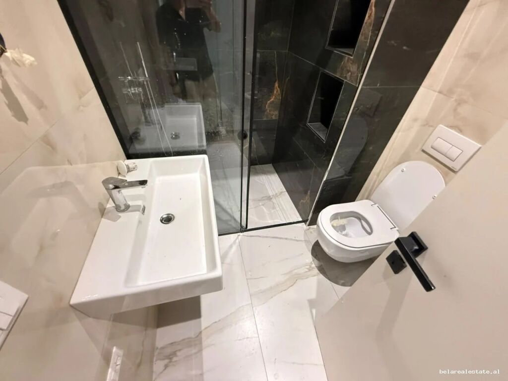 Apartament Me Qera 3+1 Tek Komuna e Parisit ( ID B230219) Tirane