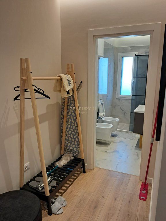 Shitet Apartament 1+1 në Lungomare, Vlorë – Me Pamje nga Deti