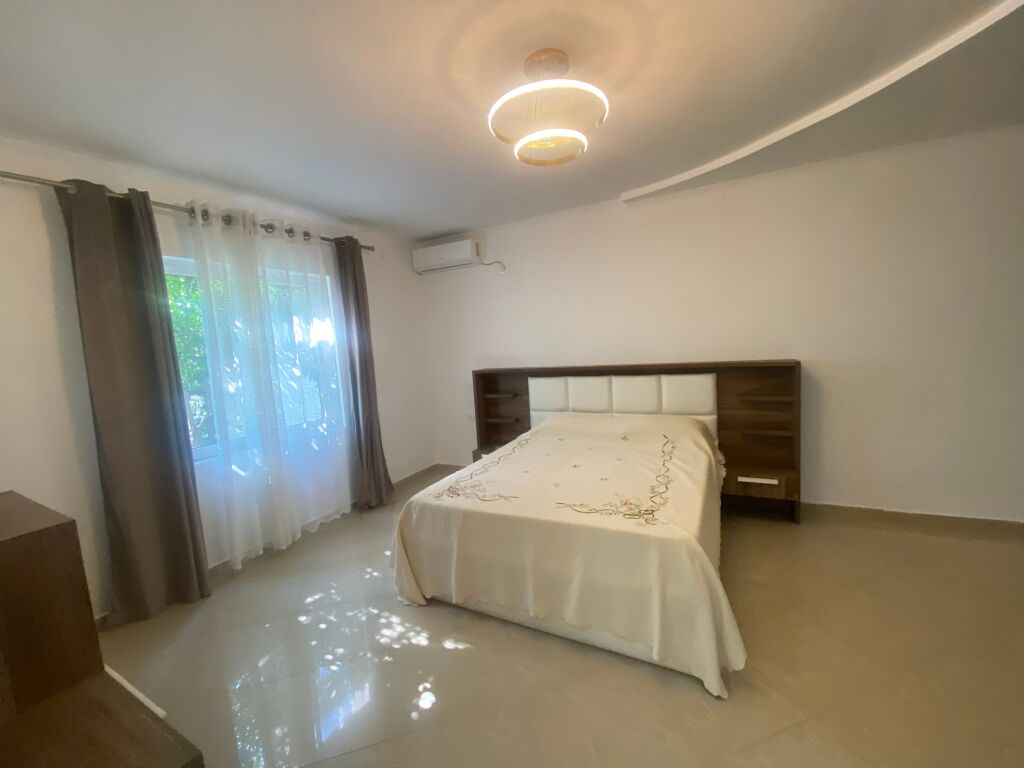 Jepet me qera Shpi private tek Shkolla 9 Vjecare  Bajram Curri !