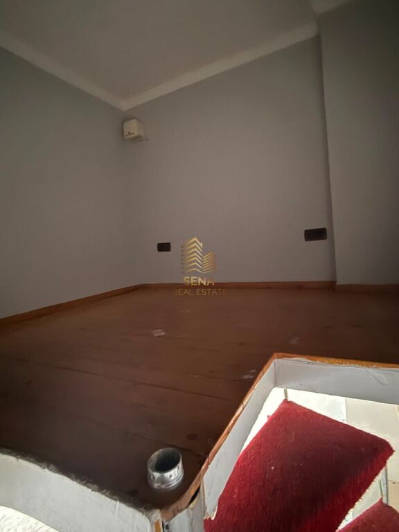 Shitet, Njesi Biznesi 29m2, Rruga 5 Maji, 6,700,000 Lek (ID:SRE-M001)