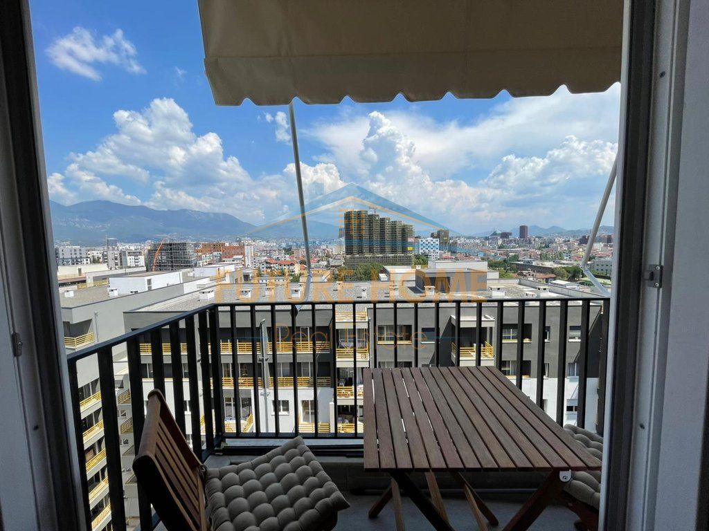 Apartamenti ndodhet në Kompleksin Aura, pranë Rrugës Dritan Hoxha, Laprakë.