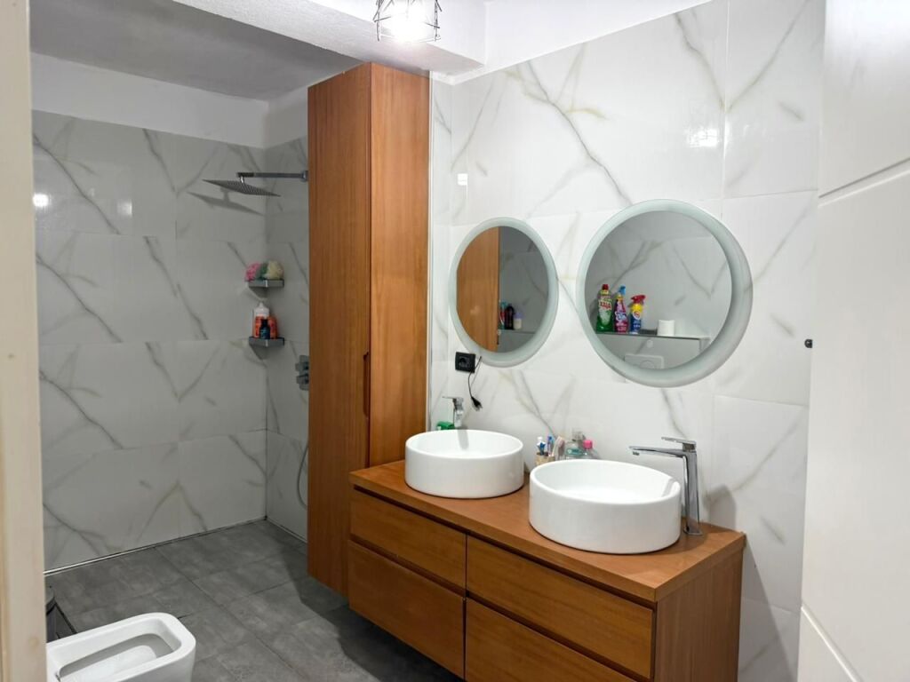 🏢Ne zonen e Rr.Dibres,prane Fakuletit te Mjeksise jepet me qera apartament 1+1,i mobiluar.50,000Leke