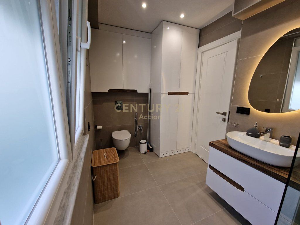 ISH EKSPOZITA, APARTAMENT LUKSOZ 2+1 ME QIRA!!