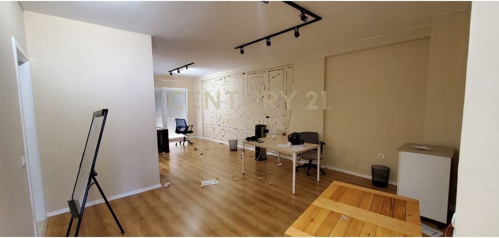 Apartament për Zyra me Qira në Komunën e Parisit – 4 Ambiente Pune!