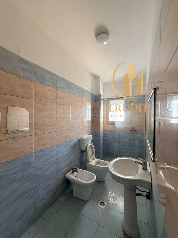 Apartament 1+1 në Shitje , Vlorë, zona e Centralit, pranë kthesës për Kaninë