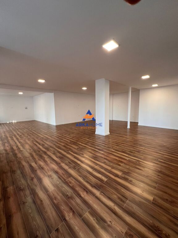 LOCALE IN AFFITTO 150M2 "LAGO ASCIUTTO" 180.000 LEKE