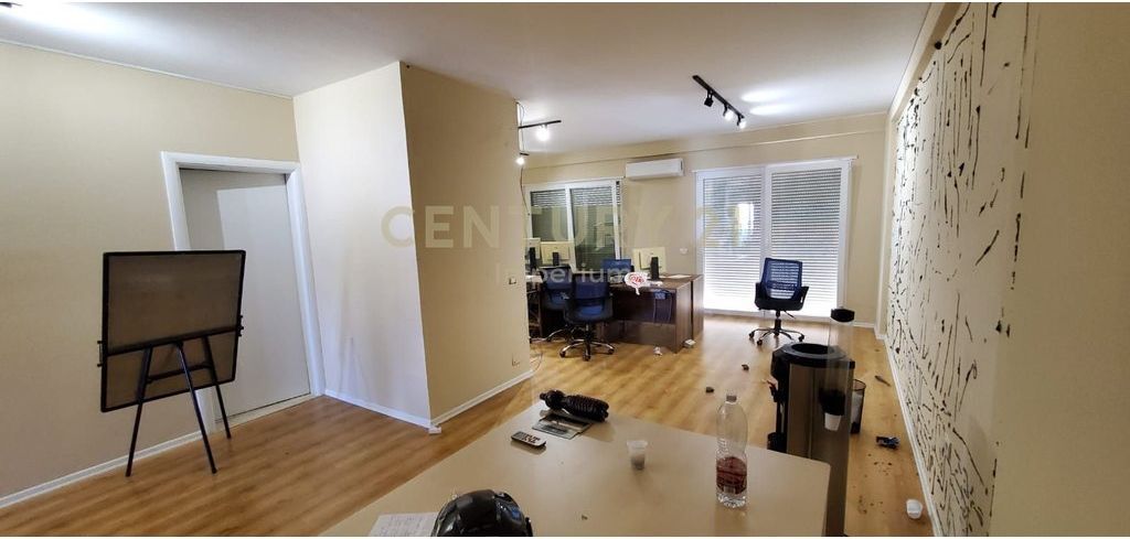 Apartament për Zyra me Qira në Komunën e Parisit – 4 Ambiente Pune!