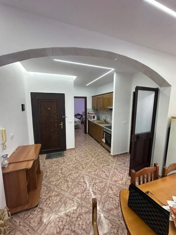 Apartamenti disponon 2 dhoma gjumi, 2 tualete, 1 ambjent ndenje, kuzhine dhe 1 ballkon, ndodhet ne katin 2 me ashensor.