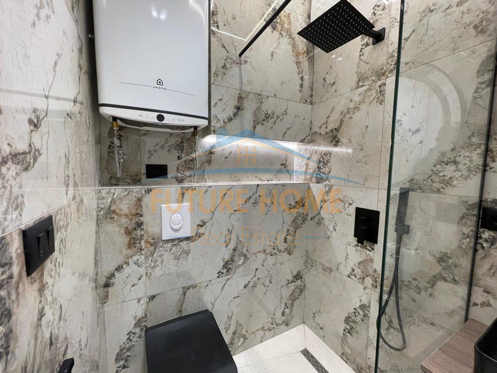 Apartamenti ndodhet në Kompleksin Aura, pranë Rrugës Dritan Hoxha, Laprakë.