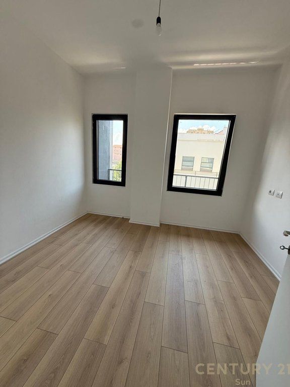 AFFITTASI APPARTAMENTO PER UFFICIO 3+1+2+2 POSTI AUTO IN VIA BARRIKADAVE !