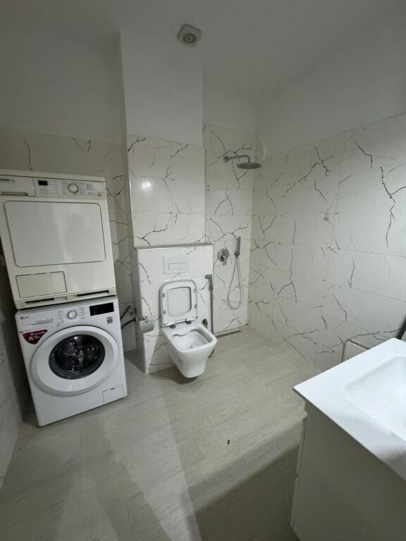 AFFITTASI APPARTAMENTO 1+1 📍 Via Myrteza Topi – Vicino a Via Barrikadave, Tirana
