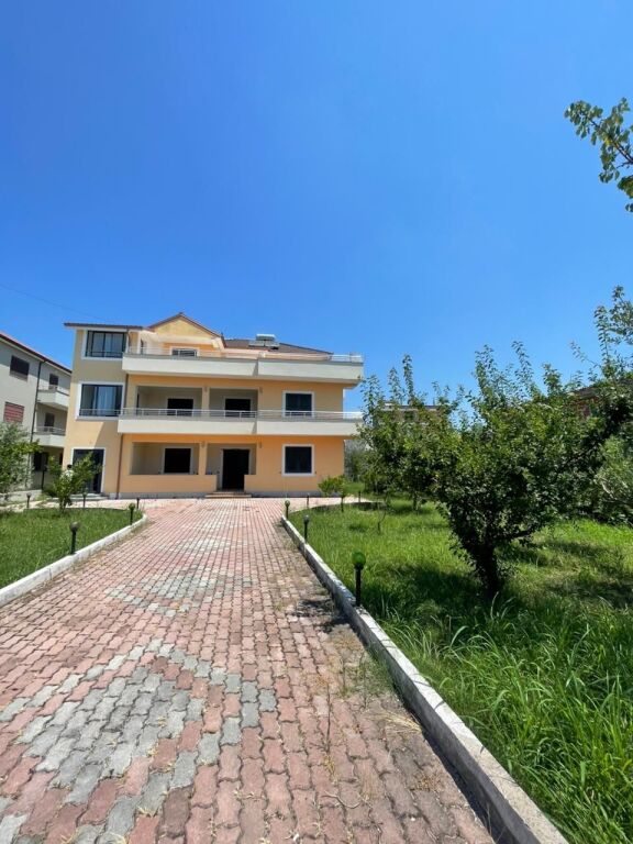 Vilë 3 kateshe 2+1+2 Me Qira në Plazh Hekurudha, Durrës