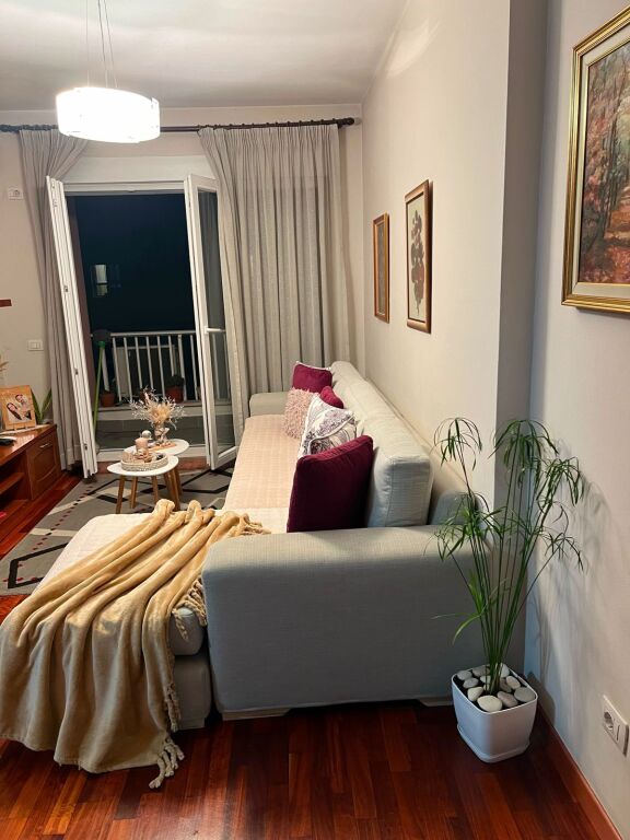 🏢Al 21 Dhjetori, il Complesso Magnet offre in affitto un appartamento 1+1 arredato. 55.000 Leke