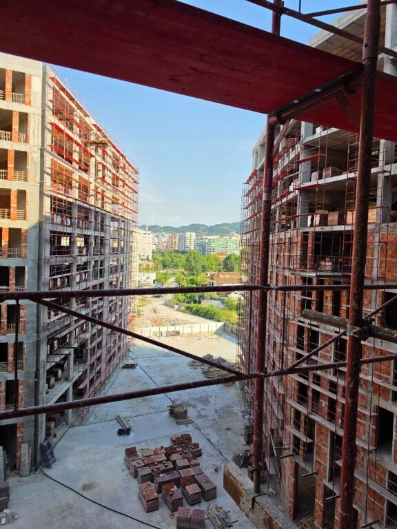 Shitet Ap: ✨️ 2+1+2🚾 1 Ballkon & GARAZHD 🅿️ 📍Riverside Residence - Përball Deliorgjit ( 111m²) 🔥 Kati 5, Çmimi: 188K€ Përfshirë Parkimin 💥