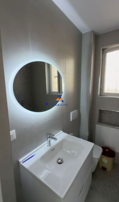 JEPET AMBIENT PËR ZYRË ME QERA 72M2 "RRUGA HYSEN DALLIU" 1000 EURO