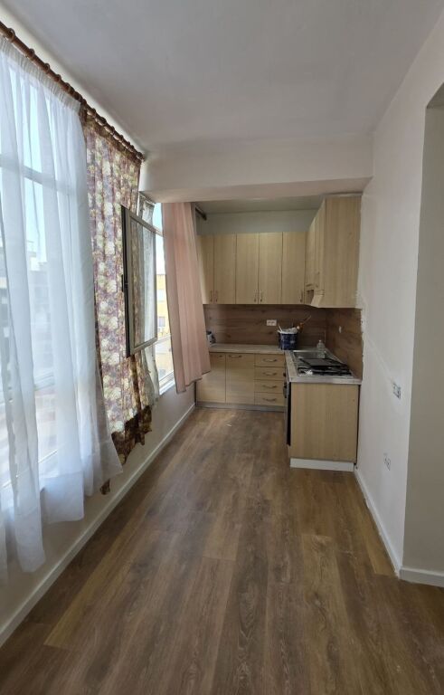📌 VENDESI APPARTAMENTO 2+1 A ASTIR – VICINO AL BAR ARTISTI