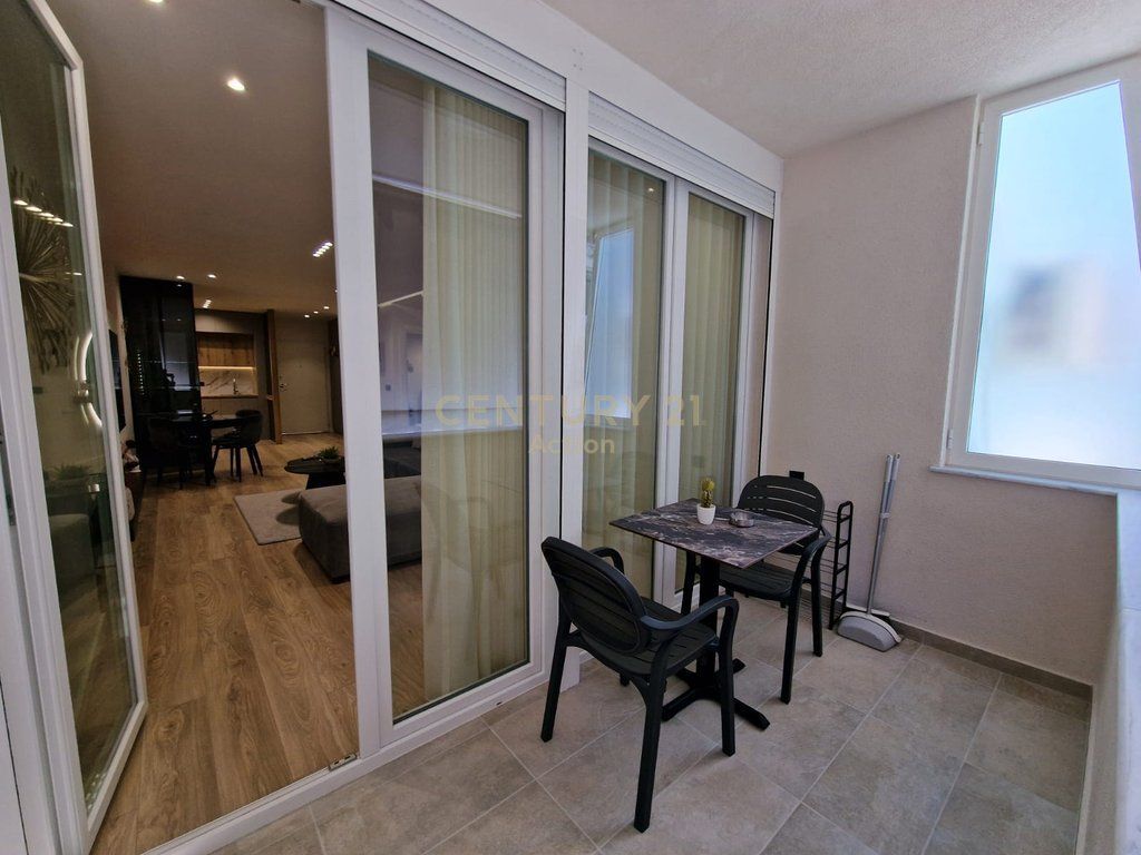 ISH EKSPOZITA, APARTAMENT LUKSOZ 2+1 ME QIRA!!
