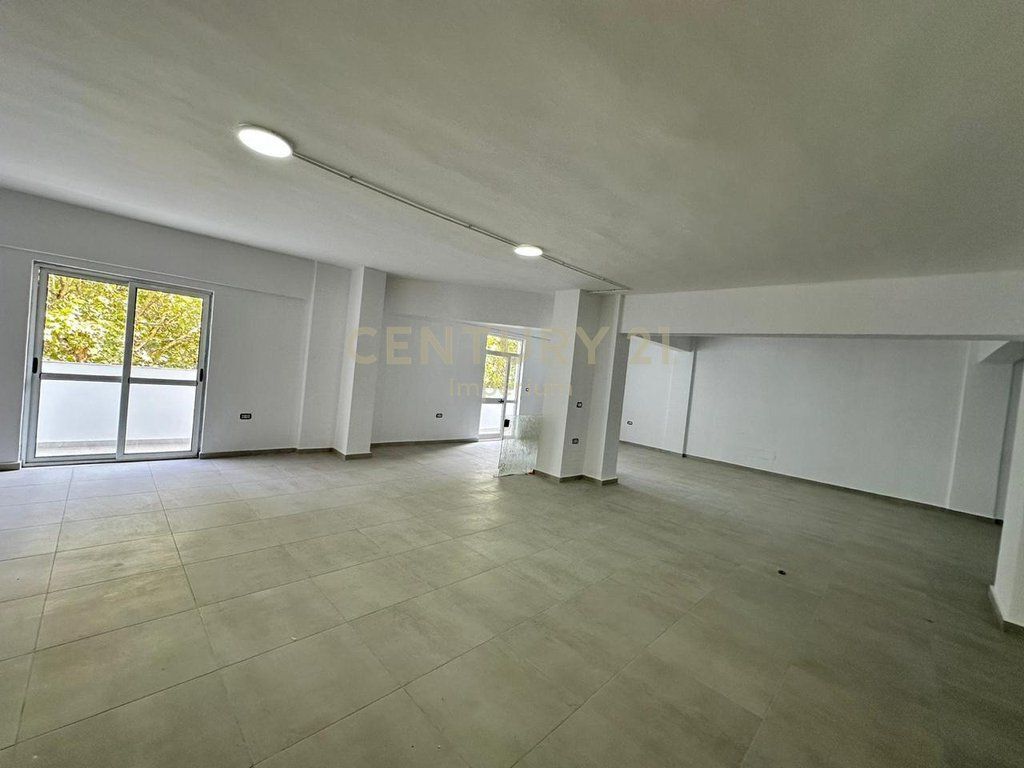 Locale commerciale di 950 m² in affitto in via Dritan Hoxha – Open Space!