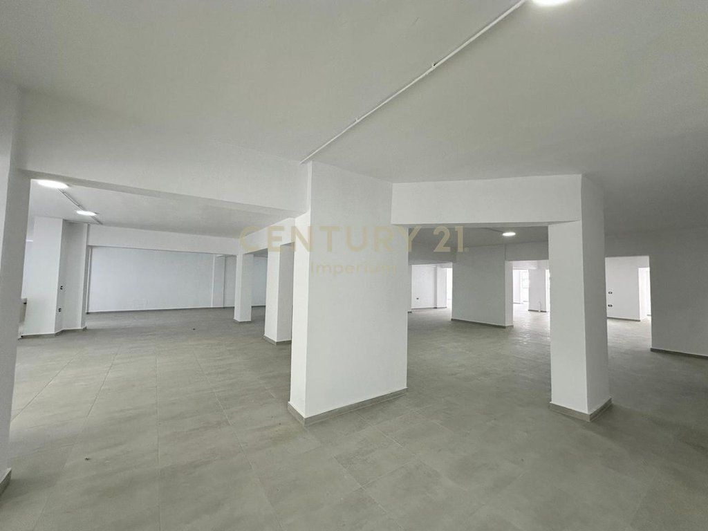 Locale commerciale di 950 m² in affitto in via Dritan Hoxha – Open Space!