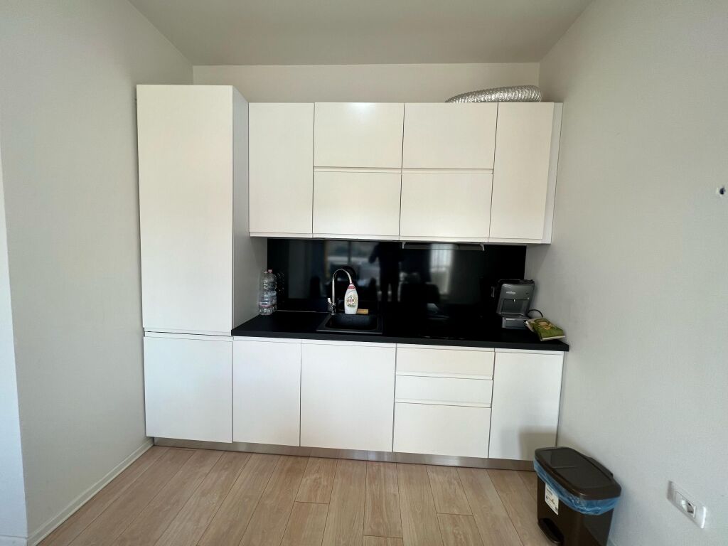 🏡 Appartamento 2+1+2 + Parcheggio in affitto 📍 Via Kosovarëve, vicino al Lago Artificiale, Tirana💶 Affitto: 1.600€/mese