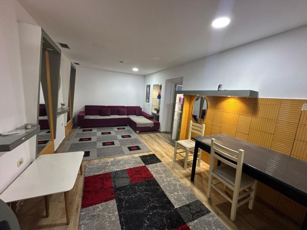 🏢Via Elbasan, vicino all'Istituto di Igiene, si affitta un appartamento 1+1 arredato. 45.000 Leke