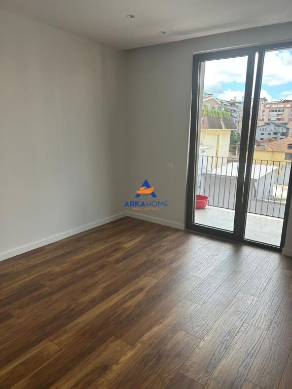 JEPET ME QERA AMBJENT 116M2 "RRUGA E KOSOVARVE, AFER OLIMPIKUT" 1700 EURO