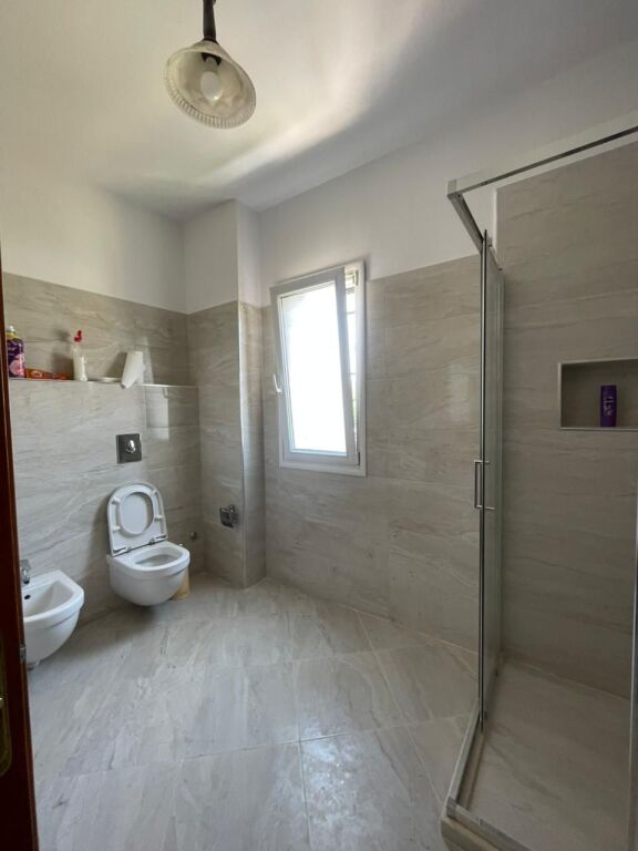 Vilë 3 kateshe 2+1+2 Me Qira në Plazh Hekurudha, Durrës