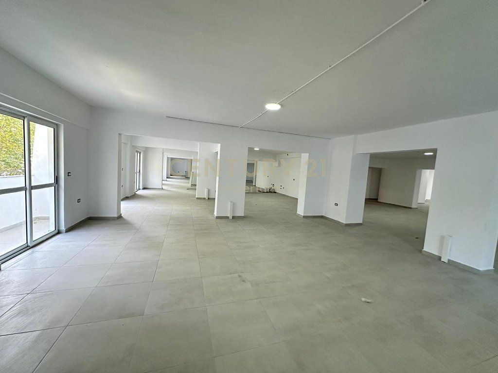 Locale commerciale di 950 m² in affitto in via Dritan Hoxha – Open Space!