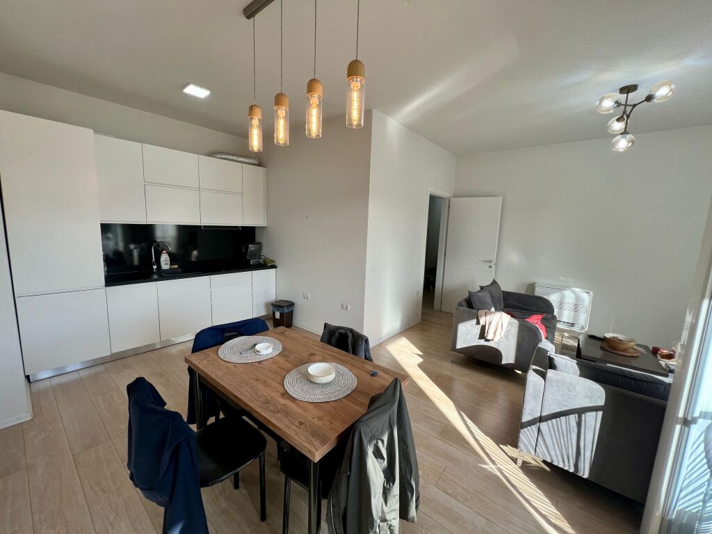 🏡 Appartamento 2+1+2 + Parcheggio in affitto 📍 Via Kosovarëve, vicino al Lago Artificiale, Tirana💶 Affitto: 1.600€/mese